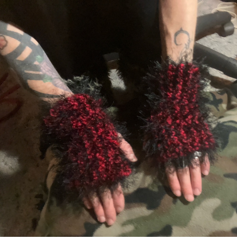 Fingerless Gloves-Knitted Red w/black eyelash yarn OS